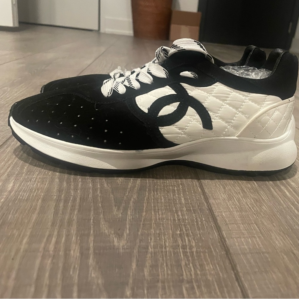 Black and White Gym Shoes size 39 - Picture 2 of 8